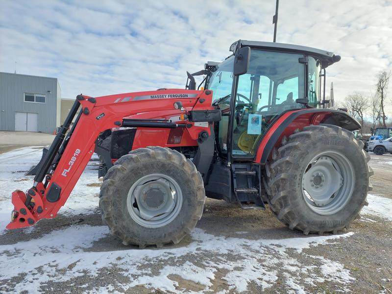 Tractors  MF5711 Global Photo